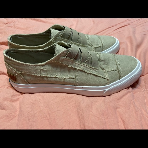 Blow Fish Shoes - Picture 2 of 3